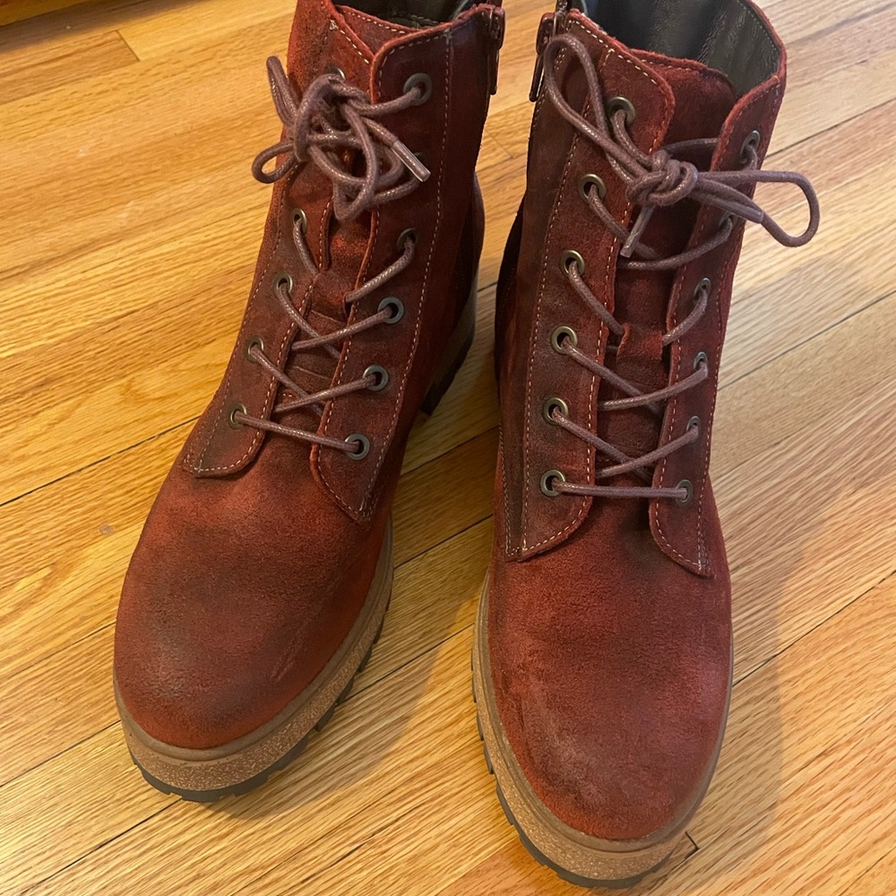 Taos Footwear Red Lace-Up Boots